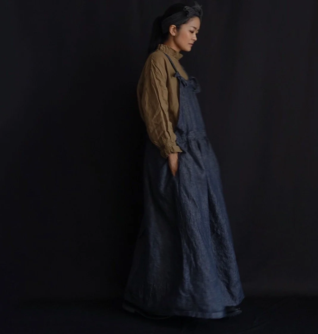 Antiquités noir Linen Apron Dress ANTIQUITIES NOIR LINEN APRON DRESS IN NAVY — The Pineapple